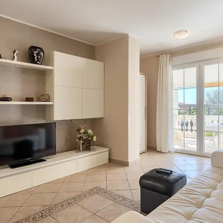 Olea Fuer 4 Personen Apartment Porec